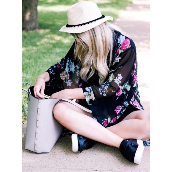 HOST PICK🎉 HELENA QUINN x The Zoe Report Floral Kimono - Picture 2 of 5